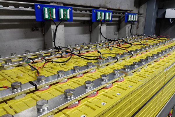 Pin lithium iron phosphate thường được sử dụng trên xe hơi. Chúng được mắc nối tiếp và song song. (Ảnh: Yo-Co-Man/Wikimedia Commons)