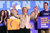 Bà Ursula von der Leyen, Chủ tịch Ủy ban Âu Châu, ứng cử viên hàng đầu của Đảng Nhân dân Âu Châu, nói chuyện tại buổi tiệc tối sau cuộc bầu cử Nghị viện Âu Châu, hôm 09/06/2024. (Ảnh: John Thys/AFP qua Getty Images)