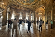 Chính quyền thành phố Paris mời các học viên Pháp Luân Công tham gia sự kiện “Diễn đàn Hướng dẫn Cuộc sống Tốt đẹp” được tổ chức tại tòa nhà văn phòng của chính quyền. Trong ảnh là các học viên Pháp Luân Công đang giới thiệu và phụ đạo năm bài công pháp của Pháp Luân Công cho người dân tại địa điểm tổ chức diễn đàn. (Ảnh: Minh Huệ Net)