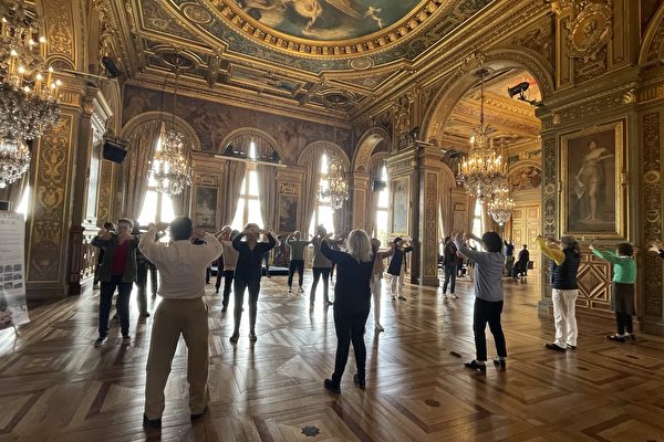Chính quyền thành phố Paris mời các học viên Pháp Luân Công tham gia sự kiện “Diễn đàn Hướng dẫn Cuộc sống Tốt đẹp” được tổ chức tại tòa nhà văn phòng của chính quyền. Trong ảnh là các học viên Pháp Luân Công đang giới thiệu và phụ đạo năm bài công pháp của Pháp Luân Công cho người dân tại địa điểm tổ chức diễn đàn. (Ảnh: Minh Huệ Net)