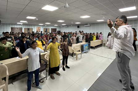 Các học viên Pháp Luân Công được mời đến dạy các bài công pháp tại Đại học VNSG ở Ấn Độ