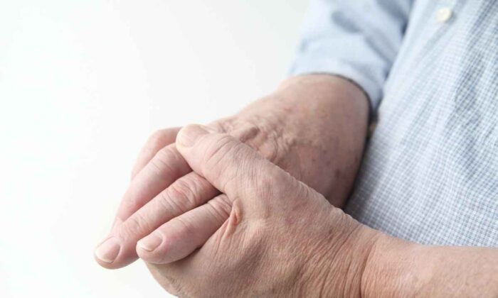 Tê bì tay: Nguyên nhân, chẩn đoán và phương pháp điều trị