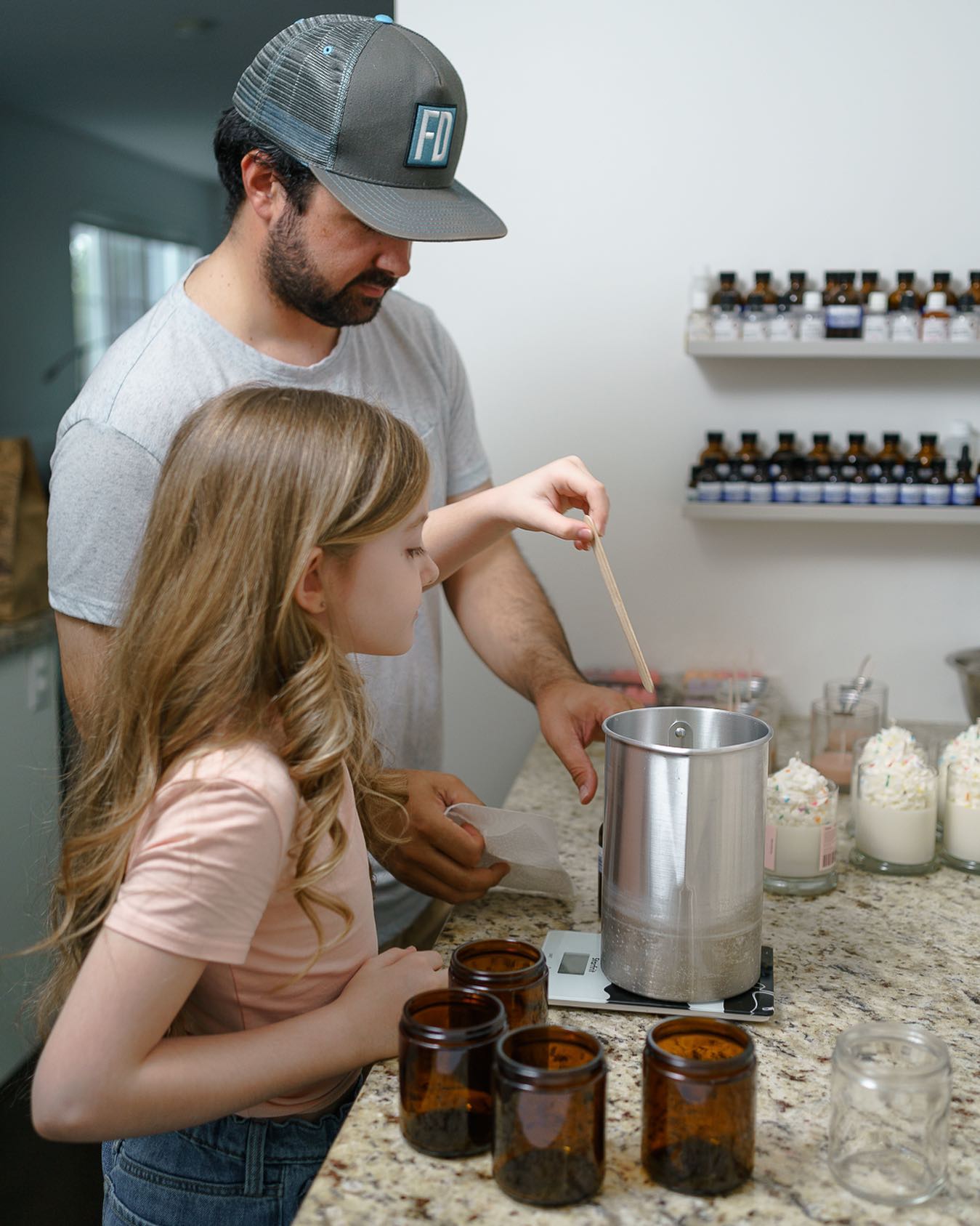 Lily và cha của cô bé, anh Sergio Moreno, đang làm nến. (Ảnh: Đăng dưới sự cho phép của Lily Lou’s Aromas)