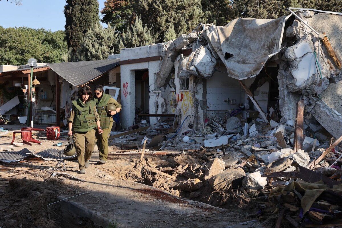 Cuộc tấn công ngày 07/10 của Hamas nhắm vào các cộng đồng nông trang của Israel gần Dải Gaza đã gây thiệt hại cho nền nông nghiệp của quốc gia này. Các quân nhân Israel nơi đây tuần tra gần những ngôi nhà bị hư hại ở kibbutz Kfar Aza hôm 18/10/2023. (Ảnh: Gil Cohen-Magen/AFP qua Getty Images)