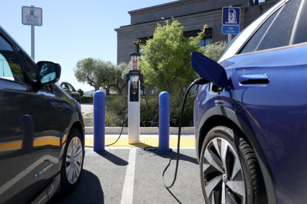 Xe điện của Nissan và Volkswagen đậu tại trạm sạc Charge Point EV ở Corte Madera, California, ngày 28/07/2023. (Ảnh: Justin Sullivan/Getty Images)