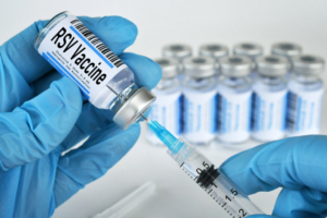 FDA phê chuẩn vaccine mRNA đầu tiên ngừa RSV ở người lớn tuổi