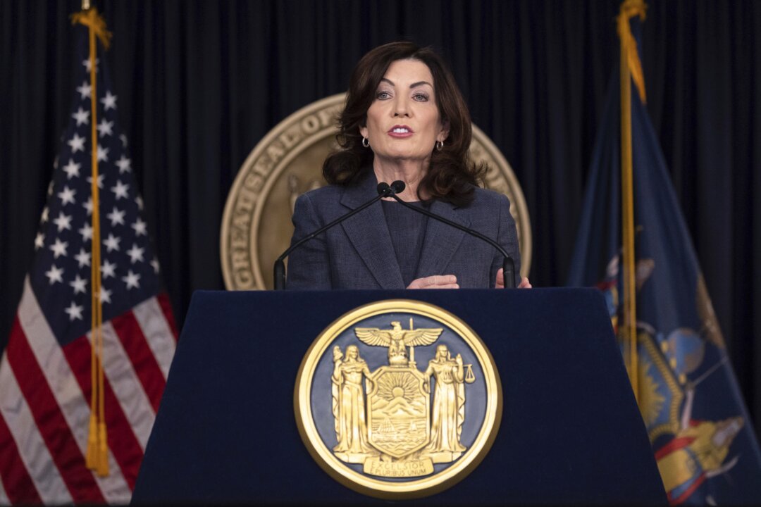 Thống đốc New York Kathy Hochul phát biểu trước giới truyền thông trong một cuộc họp báo ở New York vào ngày 13/03/2023. (Ảnh: Yuki Iwamura/AP Photo)