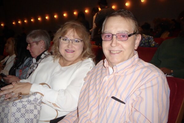 Bà Lisa Picard và phu quân Brian Picard thưởng thức Nghệ thuật Biểu diễn Shen Yun tại Nhà hát Giao hưởng Atlanta, tiểu bang Georgia hôm 07/01/2024. (Ảnh: Frank Liang/The Epoch Times)