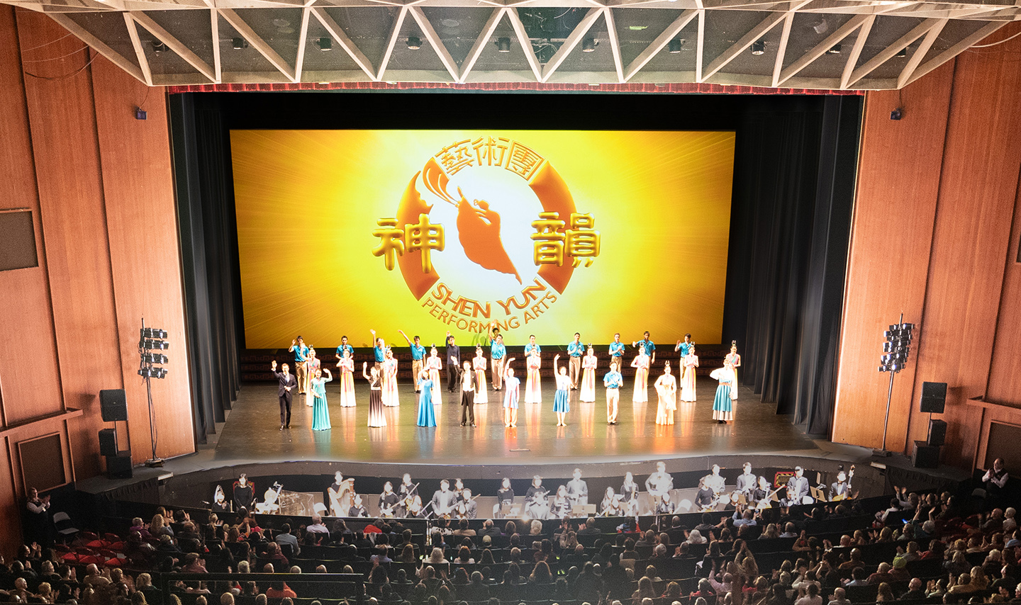 Đoàn Nghệ thuật Biểu diễn Shen Yun Bắc Mỹ chào khán giả trước khi hạ màn tại Nhà hát Chrysler, thành phố Norfolk hôm 13/01/2024. (Ảnh: Đài truyền hình NTD)