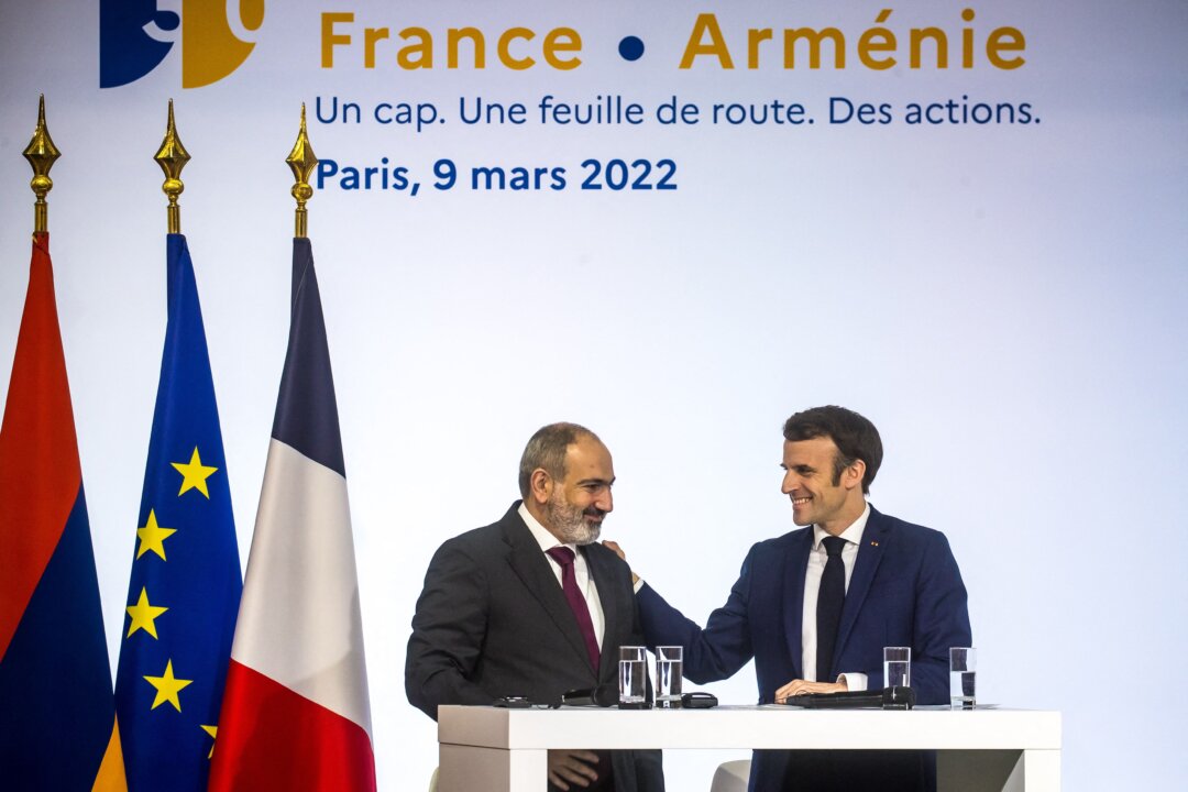 Tổng thống Pháp Emmanuel Macron (phải) chào đón Thủ tướng Armenia Nikol Pashinyan trong một cuộc họp đánh dấu 30 năm thiết lập quan hệ ngoại giao giữa Pháp và Armenia tại Paris vào ngày 09/03/2022. (Ảnh: Christophe Petit Tesson/AFP qua Getty Images)