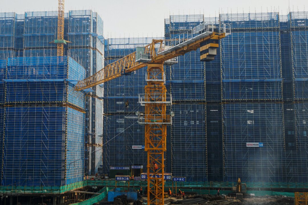 Các tòa chung cư đang thi công của nhà phát triển địa ốc Trung Quốc Vạn Khoa ở Hàng Châu, tỉnh Chiết Giang, miền đông Trung Quốc, hôm 31/03/2024. (Ảnh: AFP qua Getty Images)