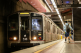 Hành khách chờ chuyến tàu Los Angeles Metro ở Los Angeles, hôm 10/04/2024. (Ảnh: John Fredricks/The Epoch Times)