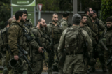 Binh lính Israel chuẩn bị bảo vệ một ngôi làng gần biên giới với Lebanon, ở Mevo'ot HaHermon, Israel, hôm 15/01/2024. (Amir Levy/Getty Images)