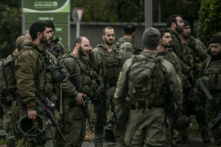 Binh lính Israel chuẩn bị bảo vệ một ngôi làng gần biên giới với Lebanon, ở Mevo'ot HaHermon, Israel, hôm 15/01/2024. (Amir Levy/Getty Images)