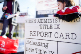 Những người biểu tình tập hợp tại Tòa Bạch Ốc để thúc ép chính phủ TT Biden ban hành quy định cuối cùng được chờ đợi từ lâu trong Đề mục IX, tại Hoa Thịnh Đốn vào ngày 05/12/2023. (Ảnh: Leigh Vogel/Getty Images)