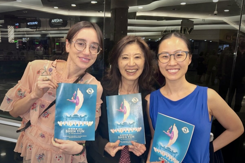 Bà Consuelo Yoshida và các con gái thưởng thức Nghệ thuật Biểu diễn Shen Yun tại Nhà hát Bradesco hôm 05/05/2024. (Ảnh: Marcos Schotgues/The Epoch Times)