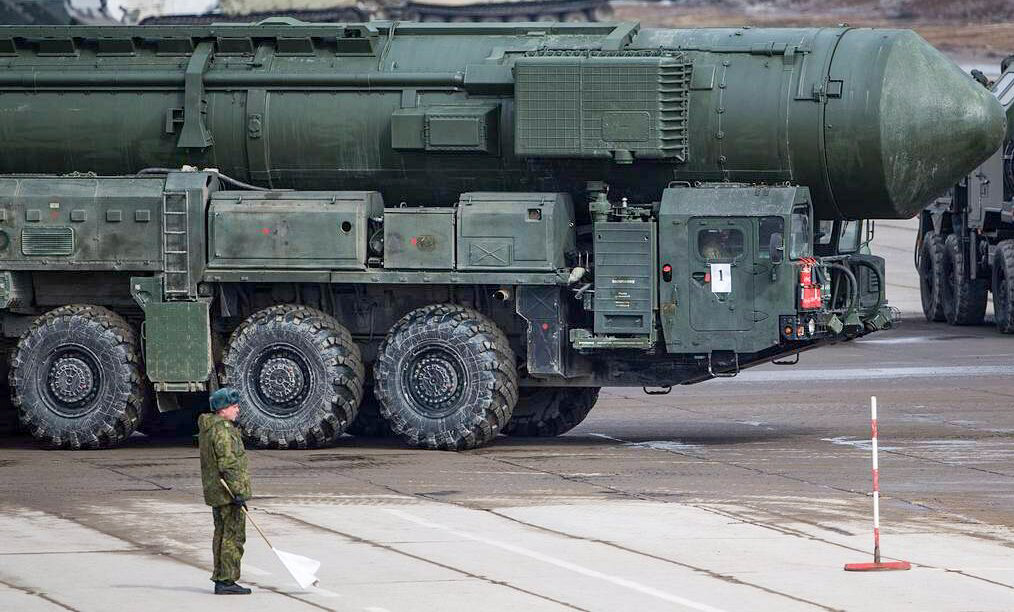 Hệ thống phi đạn di động RS-24 Yars của Nga ở bãi tập quân sự Alabino tại Nga có thể phóng các ICBM lớn cũng như phi đạn được trang bị đầu đạn hạt nhân phi chiến lược chiến thuật hiệu suất thấp. (Ảnh: Sergei Bobylev/Văn phòng Báo chí Bộ Quốc phòng Nga/TASS)