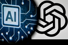 Logo của ứng dụng ChatGPT trên một màn hình máy điện toán xách tay (bên phải) và chữ AI trên một màn hình điện thoại thông minh ở Frankfurt am Main, miền tây nước Đức, hôm 23/11/2023. (Ảnh: Kirill Kudryavtsev/AFP qua Getty Images)