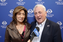 Thị trưởng Harry Rilling cùng phu nhân Lucia thưởng thức đêm diễn Shen Yun tại Nhà hát Palace hôm 10/05/2024. (Ảnh: Đài truyền hình NTD)