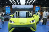 Khách tham quan ngắm nhìn mẫu xe BYD Seagull của nhà sản xuất xe điện (EV) Trung Quốc BYD Auto tại Triển lãm Xe Quốc tế Bangkok ở Nonthaburi hôm 27/03/2024. (Ảnh: Lillian Suwanrumpha/AFP qua Getty Images)