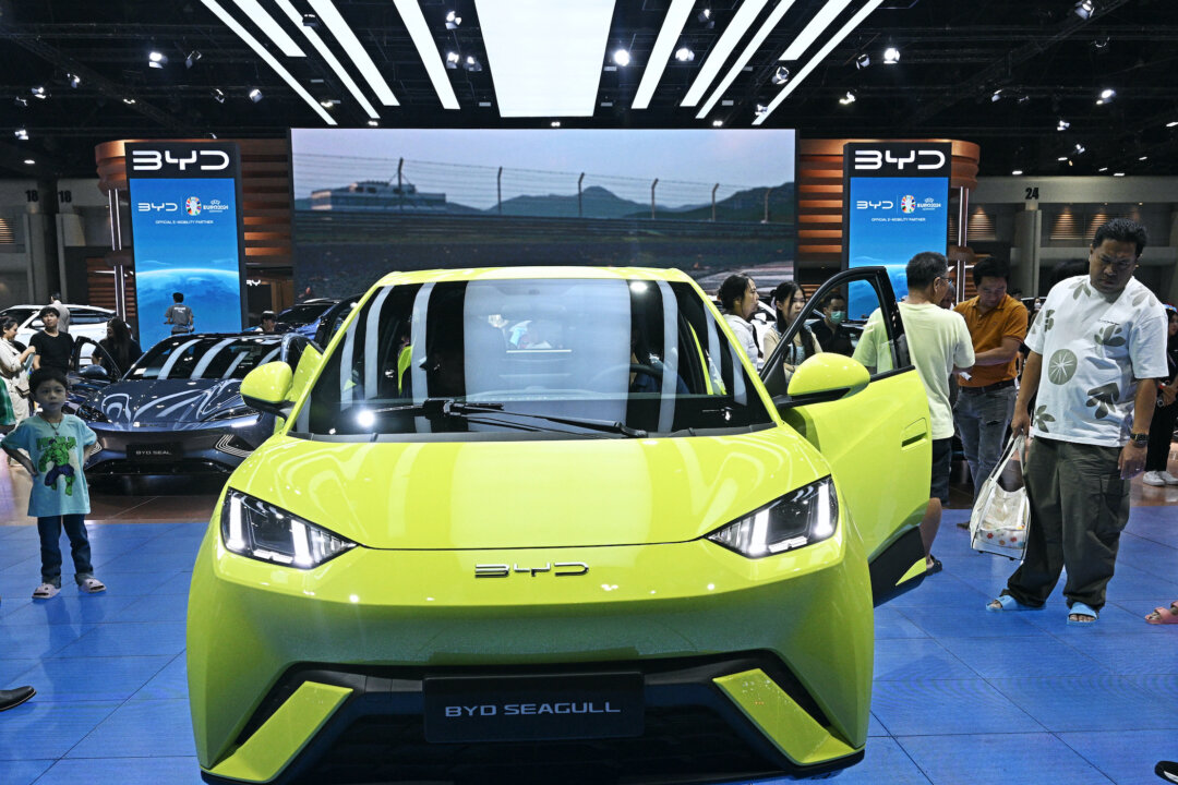 Khách tham quan ngắm nhìn mẫu xe BYD Seagull của nhà sản xuất xe điện (EV) Trung Quốc BYD Auto tại Triển lãm Xe Quốc tế Bangkok ở Nonthaburi hôm 27/03/2024. (Ảnh: Lillian Suwanrumpha/AFP qua Getty Images)