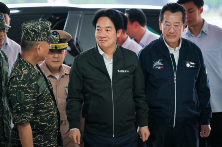 Tàu ngầm trang bị vũ khí hạt nhân của Trung Quốc nổi lên ở Eo biển Đài Loan