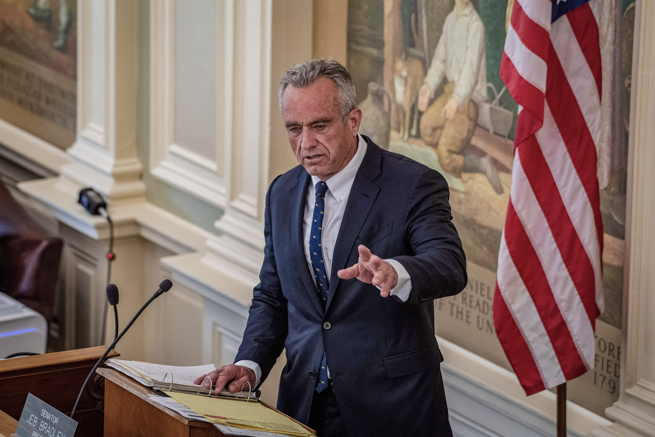 Ứng cử viên có triển vọng làm tổng thống, ông Robert F. Kennedy, Jr. (phải), có bài diễn văn trước Thượng viện New Hampshire tại Tòa nhà Lập pháp Tiểu bang ở Concord, New Hampshire, hôm 01/06/2023. (Ảnh: Joseph Prezioso/AFP qua Getty Images)