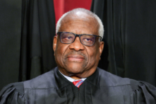 Thẩm phán Tối cao Pháp viện Clarence Thomas trong một bức ảnh chân dung chính thức tại Tối cao Pháp viện ở Hoa Thịnh Đốn ngày 07/10/2022. (Ảnh: Alex Wong/Getty Images)