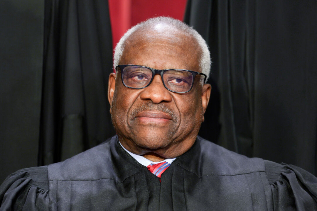 Thẩm phán Tối cao Pháp viện Clarence Thomas trong một bức ảnh chân dung chính thức tại Tối cao Pháp viện ở Hoa Thịnh Đốn ngày 07/10/2022. (Ảnh: Alex Wong/Getty Images)
