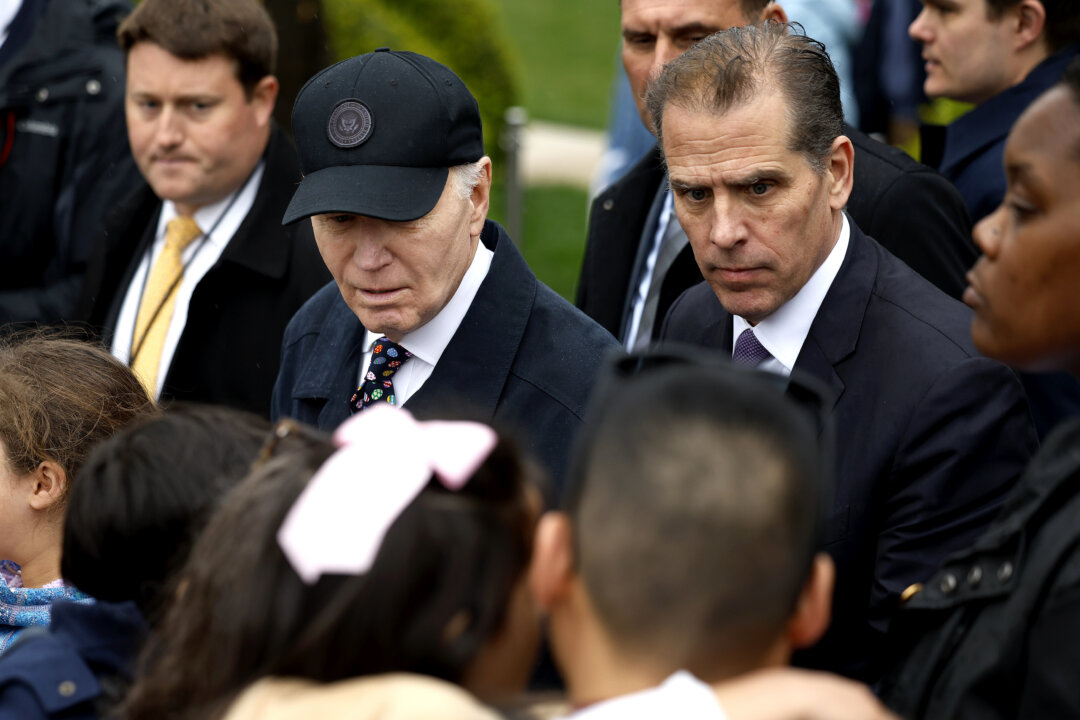 Tổng thống Joe Biden và con trai Hunter Biden trò chuyện với các vị khách trong Lễ Lăn Trứng Phục sinh tại Tòa Bạch Ốc ở Bãi cỏ phía Nam, hôm 01/04/2024. (Ảnh: Chip Somodevilla/Getty Images)