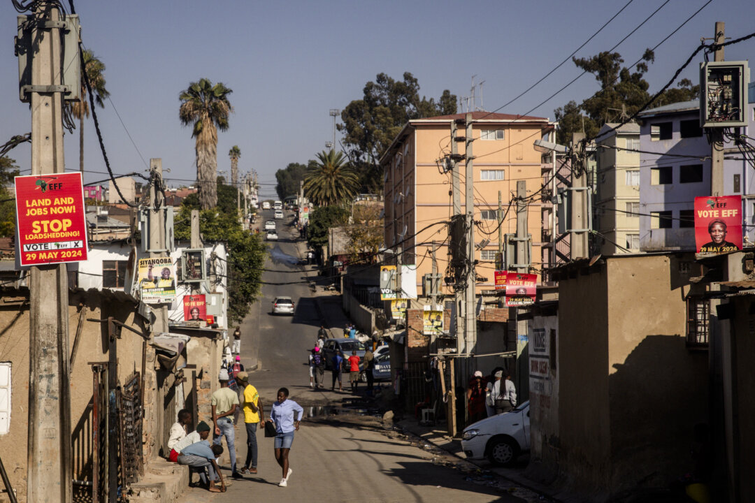 Người dân xuống phố tại thị trấn Alexandra, Johannesburg, hôm 31/05/2024. (Ảnh: Chris McGrath/Getty Images)