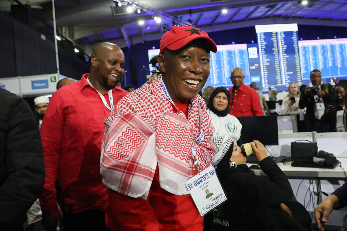 Lãnh đạo của Tổ chức Tranh đấu Tự do Kinh tế Julius Malema (bên phải) khi đến Trung tâm Kết quả Quốc gia của Ủy ban Bầu cử Độc lập (IEC), hôm 01/06/2024. (Ảnh: Phill Magakoe/AFP qua Getty Images)