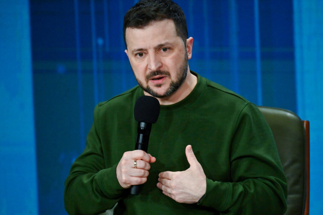 Tổng thống Ukraine Volodymyr Zelensky tham dự một cuộc họp báo ở Kyiv, Ukraine, hôm 25/02/2024. (Ảnh: Sergei Supinsky/AFP qua Getty Images)