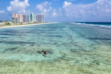 Những người chèo thuyền kayak trên biển ngoài khơi Hulhumale cạnh thủ đô Male, ở Maldives vào ngày 13/12/2019. (Ảnh: Carl Court/Getty Images)