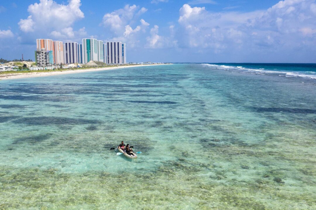 Những người chèo thuyền kayak trên biển ngoài khơi Hulhumale cạnh thủ đô Male, ở Maldives vào ngày 13/12/2019. (Ảnh: Carl Court/Getty Images)