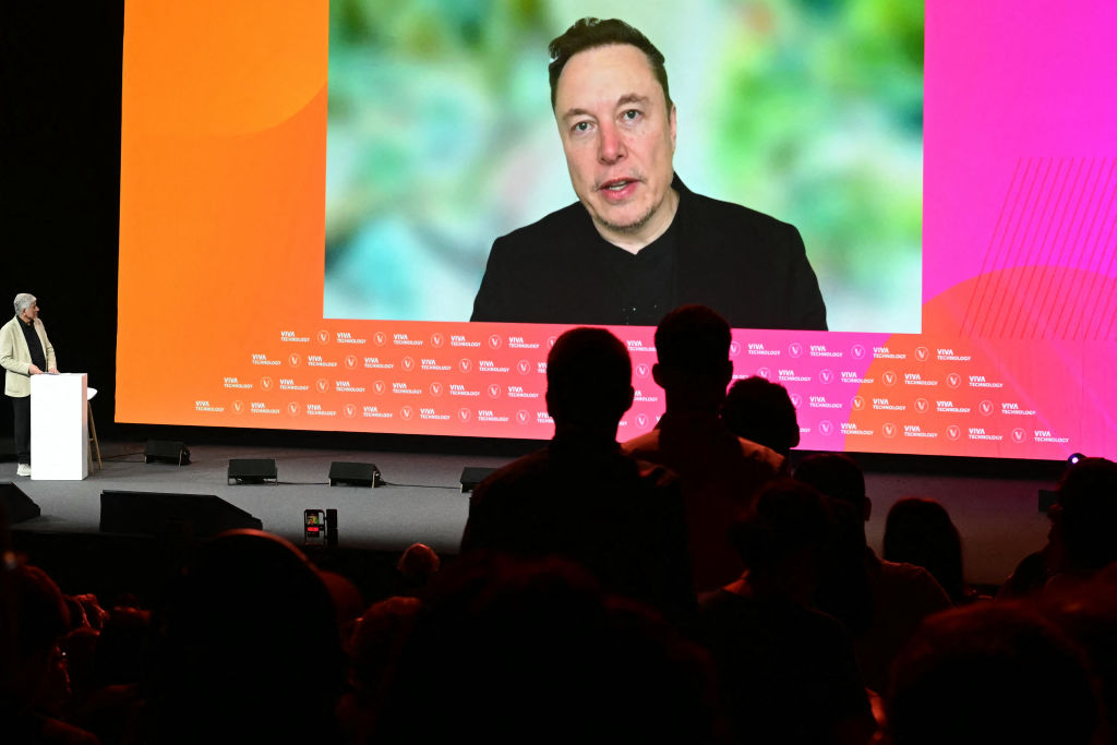 Doanh nhân Hoa Kỳ Elon Musk trình bày trước những người tham gia qua hội nghị truyền hình trong phiên bản thứ 8 của hội chợ khởi nghiệp và đổi mới công nghệ Vivatech, tại trung tâm triển lãm Porte de Versailles ở Paris, Pháp, hôm 23/05/2024. (Ảnh: Miguel Medina/AFP qua Getty Images)