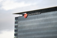 Logo của công ty dược phẩm đa quốc gia đến từ Anh, GlaxoSmithKline, gắn trên nóc trụ sở chính tại London vào ngày 02/02/2022. (Ảnh: Justin Tallis/AFP qua Getty Images)