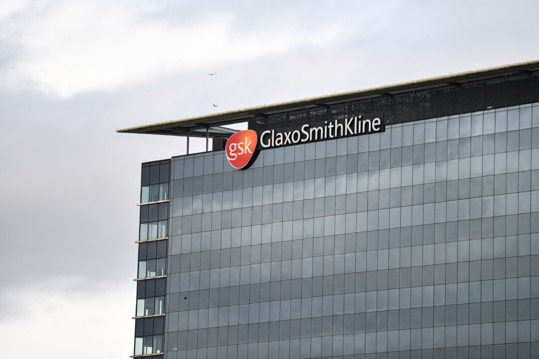 Logo của công ty dược phẩm đa quốc gia đến từ Anh, GlaxoSmithKline, gắn trên nóc trụ sở chính tại London vào ngày 02/02/2022. (Ảnh: Justin Tallis/AFP qua Getty Images)