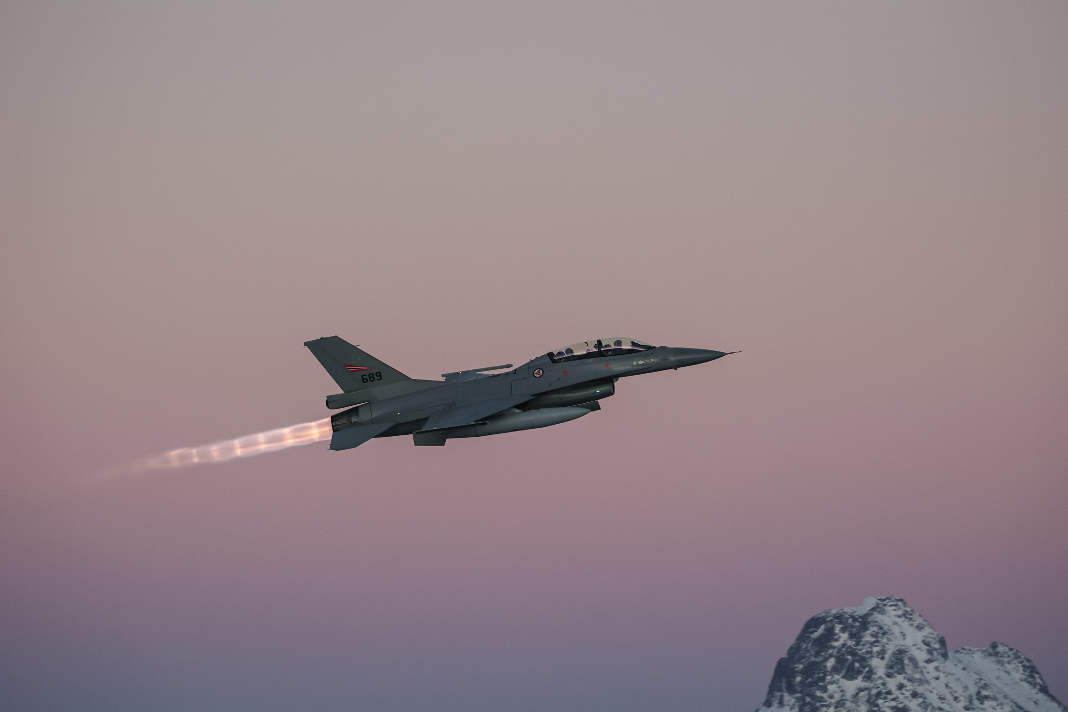 Một chiếc phi cơ F-16 bay trên bầu trời Na Uy, hôm 03/01/2024. (Ảnh: Jan Langhaug/NTB/AFP qua Getty Images)