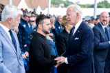 Tổng thống Joe Biden (phải) bắt tay Tổng thống Ukraine Volodymyr Zelenskyy trong buổi lễ quốc tế tại Bãi biển Omaha, hôm 06/06/2024, đánh dấu kỷ niệm 80 năm sự kiện D-Day của quân đồng minh đổ bộ vào Normandy, ở Saint-Laurent-sur-Mer, tây bắc nước Pháp thời Đệ nhị Thế chiến. (Ảnh: Ludovic Marin/AFP qua Getty Images)