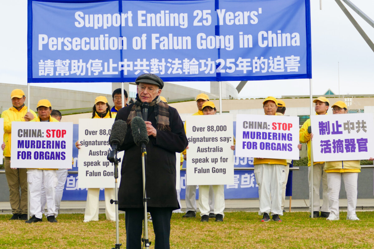 Ông David Matas đứng trước Nghị viện Úc ở Canberra hôm 04/06/2024. (Ảnh: The Epoch Times)
