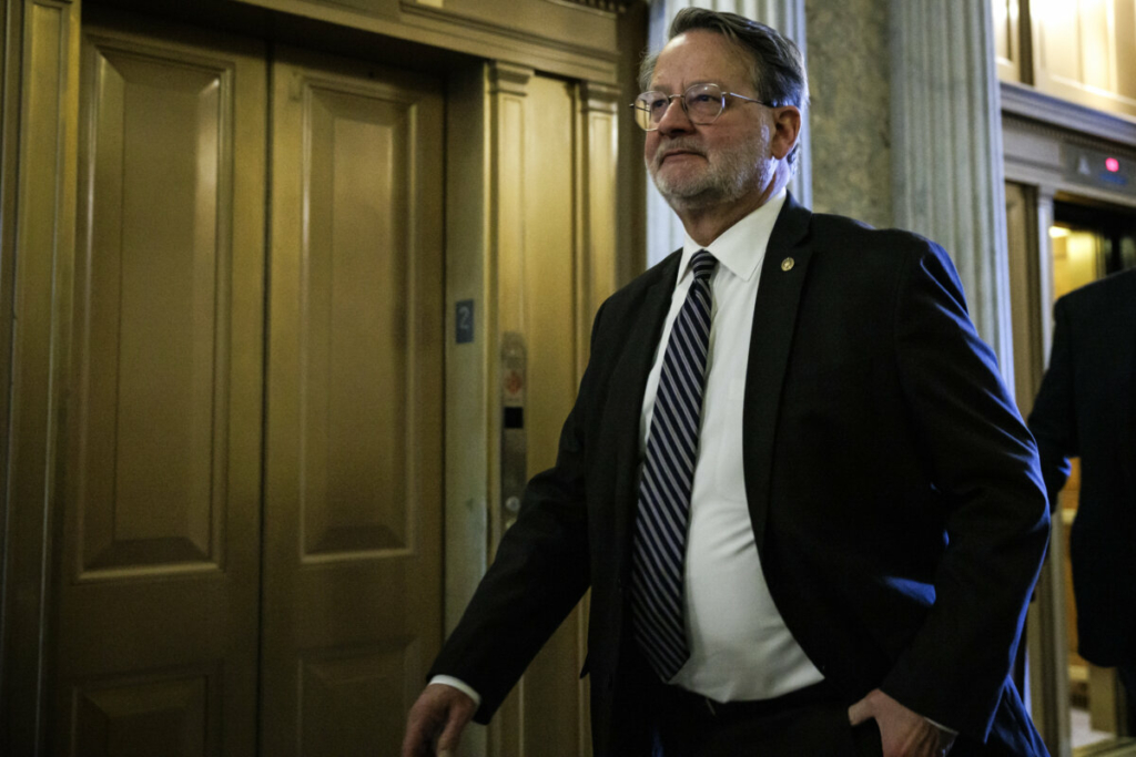 Thượng nghị sỹ Gary Peters (Dân Chủ-Michigan) tới phòng Thượng viện để bỏ phiếu ở Hoa Thịnh Đốn, hôm 11/02/2024. (Ảnh: Samuel Corum/Getty Images)