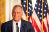 Ứng cử viên tổng thống Robert F. Kennedy Jr. trình bày tại thư viện Nixon ở Yorba Linda, California, hôm 12/06/2024. (Ảnh: John Fredricks/The Epoch Times)