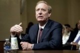 Ông Brad Smith, phó chủ tịch hội đồng quản trị kiêm chủ tịch Microsoft, làm chứng về công việc an ninh mạng của Microsoft trong một phiên điều trần của Ủy ban An ninh Nội địa tại Tòa nhà Quốc hội ở Hoa Thịnh Đốn hôm 13/06/2024. (Ảnh: Saul Loeb/AFP qua Getty Images)
