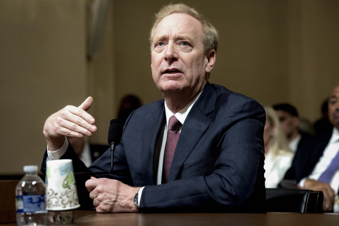 Ông Brad Smith, phó chủ tịch hội đồng quản trị kiêm chủ tịch Microsoft, làm chứng về công việc an ninh mạng của Microsoft trong một phiên điều trần của Ủy ban An ninh Nội địa tại Tòa nhà Quốc hội ở Hoa Thịnh Đốn hôm 13/06/2024. (Ảnh: Saul Loeb/AFP qua Getty Images)