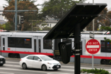Một máy đọc biển số xe tự động được gắn trên cột ở San Francisco, hôm 13/06/2024. (Ảnh: Justin Sullivan/Getty Images)