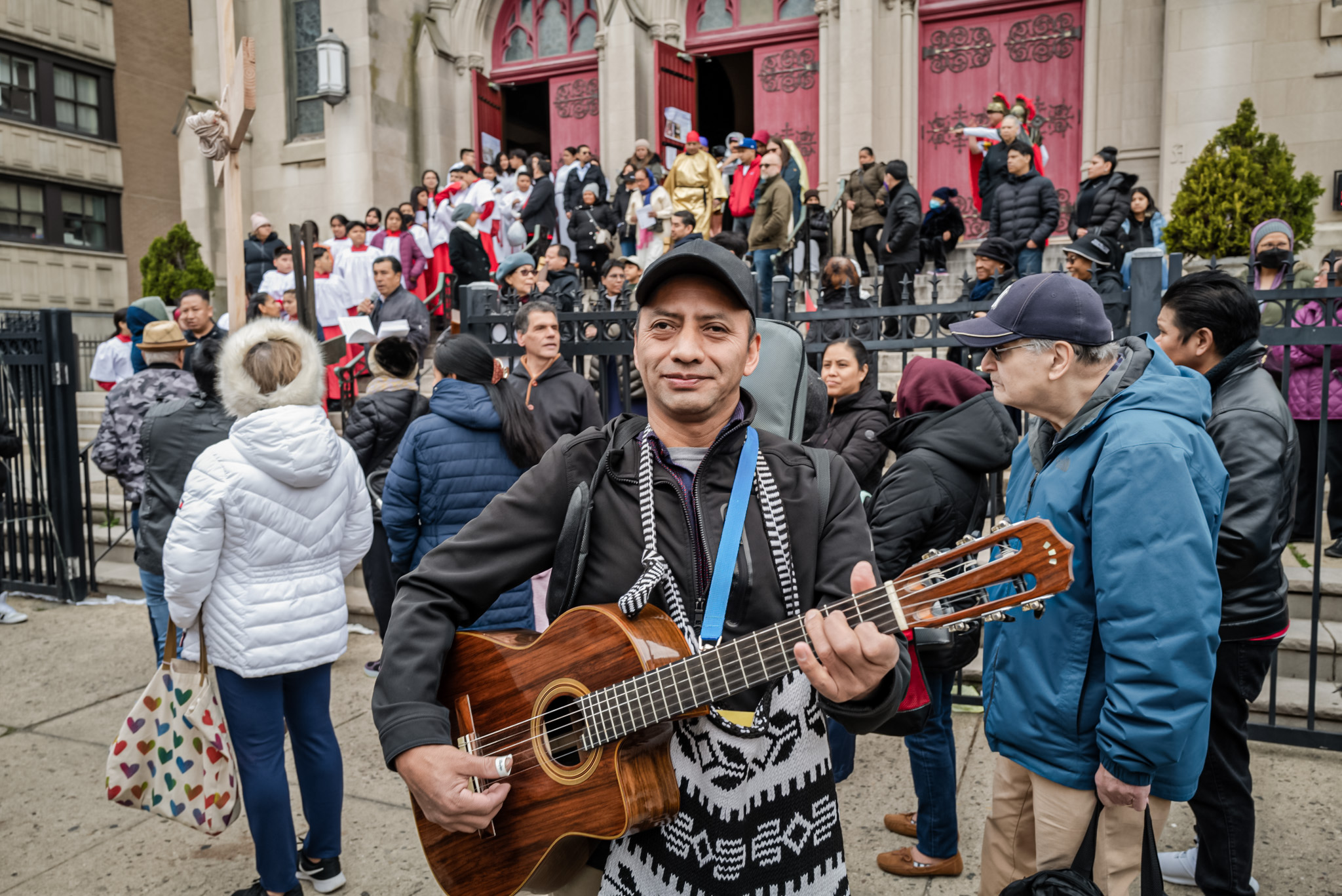 Các thành viên giáo hội tập trung vào Thứ Sáu Tuần Thánh tại quận Brooklyn của thành phố New York vào ngày 07/04/2023. Hầu hết những người Mỹ gốc Latinh có đức tin đều là tín đồ Công Giáo. (Ảnh: Spencer Platt/Getty Images)