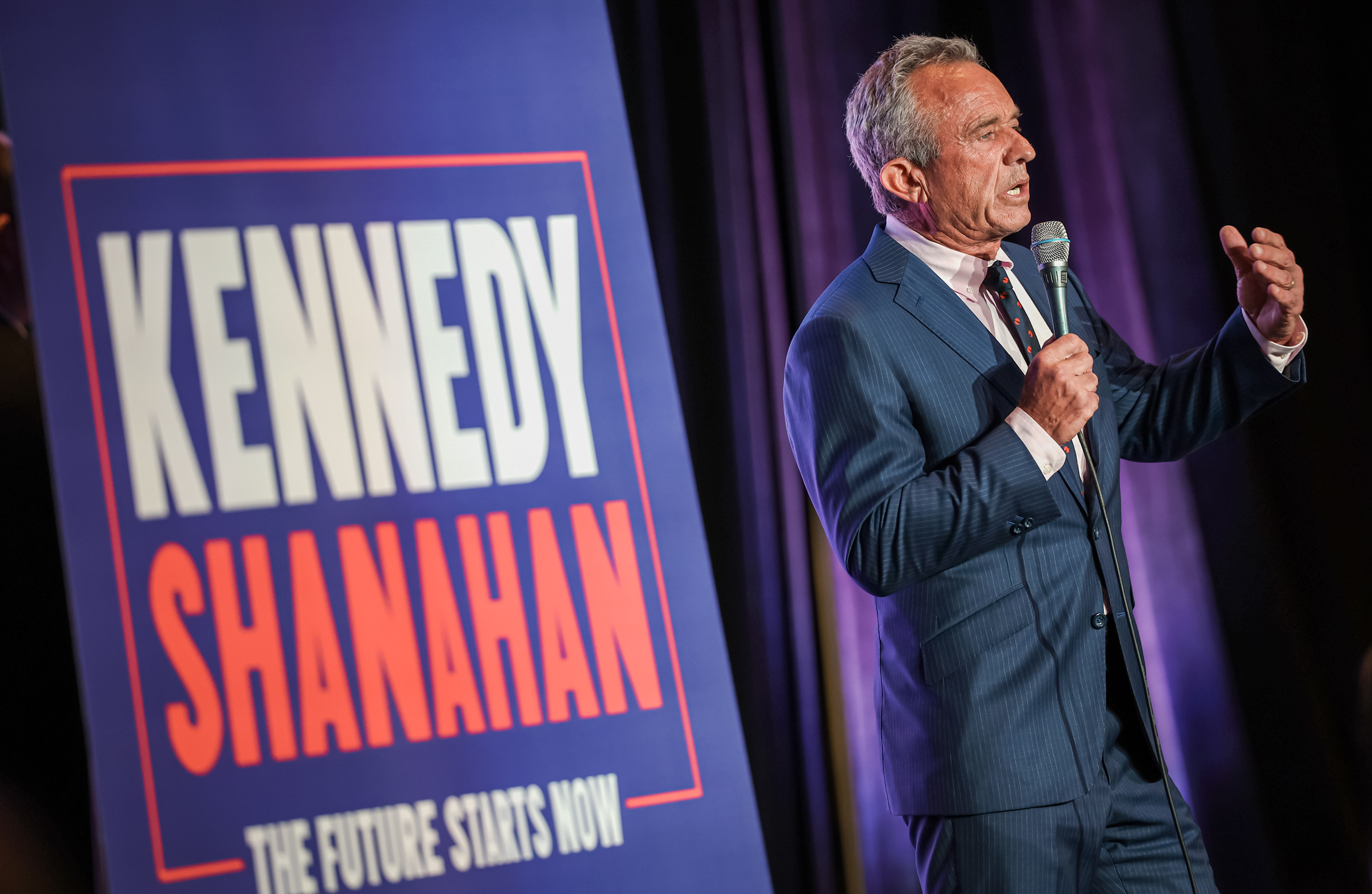 Ứng cử viên tổng thống độc lập Robert F. Kennedy Jr. trò chuyện tại Hội nghị Quốc gia của Đảng Tự Do ở Hoa Thịnh Đốn, hôm 24/05/2024. Sự ủng hộ của người Tây Ban Nha dành cho ông Kennedy là đủ để xoay chuyển tình thế cuộc bầu cử sắp tới. (Ảnh: Kevin Dietsch/Getty Images)