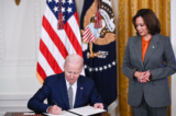 Tổng thống Joe Biden ký sắc lệnh tại Phòng cánh Đông của Tòa Bạch Ốc, ngày 30/10/2023. (Ảnh: Brendan Smialowski/AFP qua Getty Images)