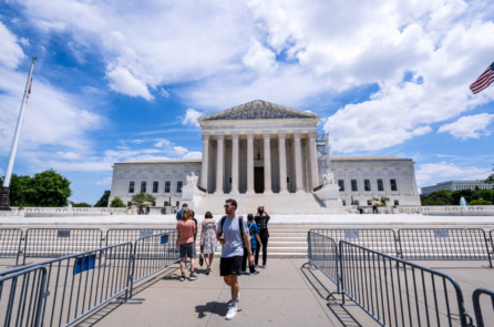 Tối cao Pháp viện giữ nguyên luật thuế thời cựu TT Trump đối với thu nhập ở hải ngoại